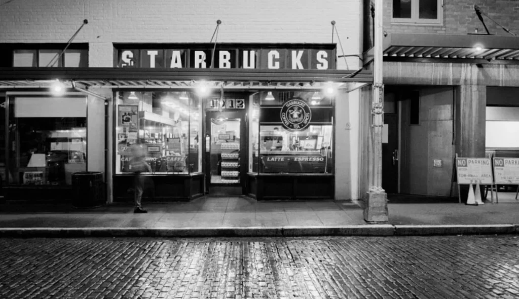 Sejarah Fast Food di Indonesia - Gerai Starbucks