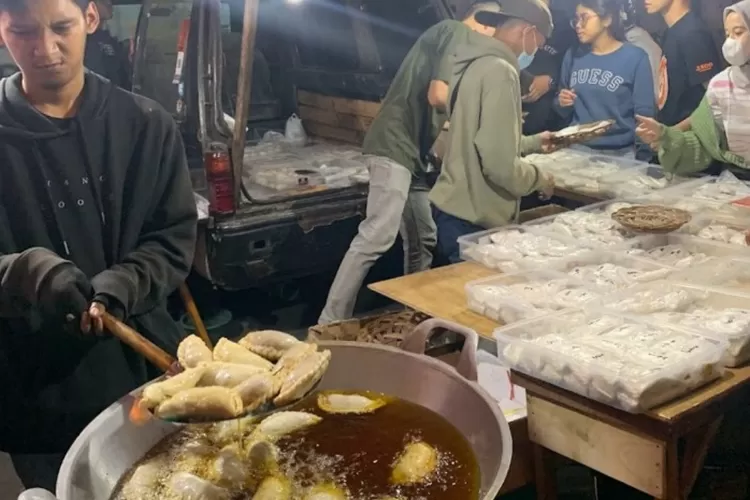 5 Jajan Enak Di Bandung yang Viral - Cireng Racing EBN