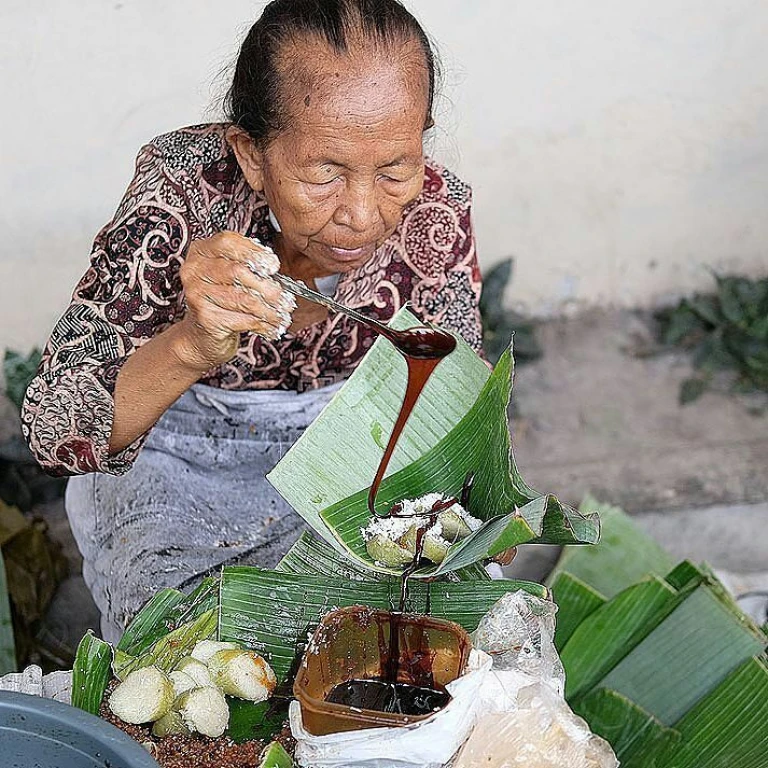 Nikmati Kelezatan Lokal: Ragam Jajanan Kaki Lima di Yogyakarta - Lupis Mbah Satinem (Tugu)