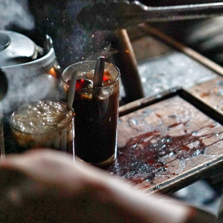 Nikmati Kelezatan Lokal: Ragam Jajanan Kaki Lima di Yogyakarta - Kopi Joss Angkringan Lik Man