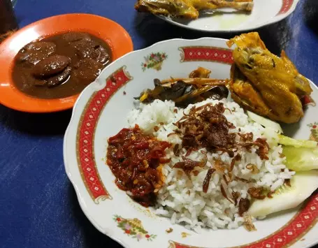 10 Tempat Makan Murah Jakarta, Hemat Di Ibukota! - Nasi Uduk dan Ayam Goreng Mat Lengket