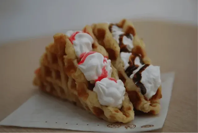 Jajan korea bernama Ice Cream Waffles (아이스크림 와플)