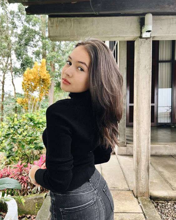 wanita yang sedang jatuh cinta