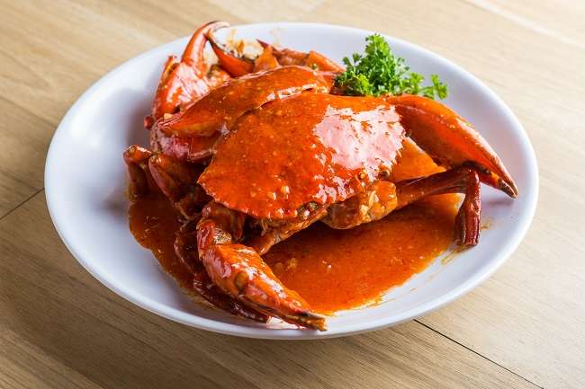 makan kepiting merah