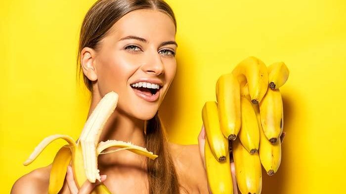makan buah pisang