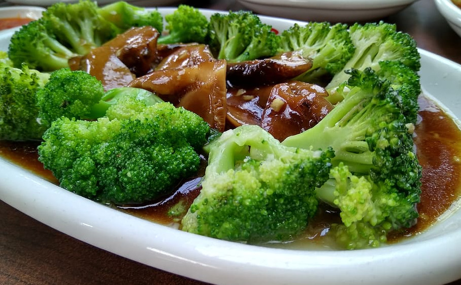 makan sayur brokoli